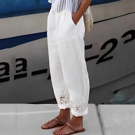 Spodnie damskie z szerokimi nogawkami i koronką - Biały S ze sklepu Intimica.pl w kategorii Spodnie damskie - zdjęcie 186423761