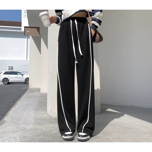 Spodnie dresowe damskie z prostą nogawką - Czarny S ze sklepu Intimica.pl w kategorii Spodnie damskie - zdjęcie 186423790