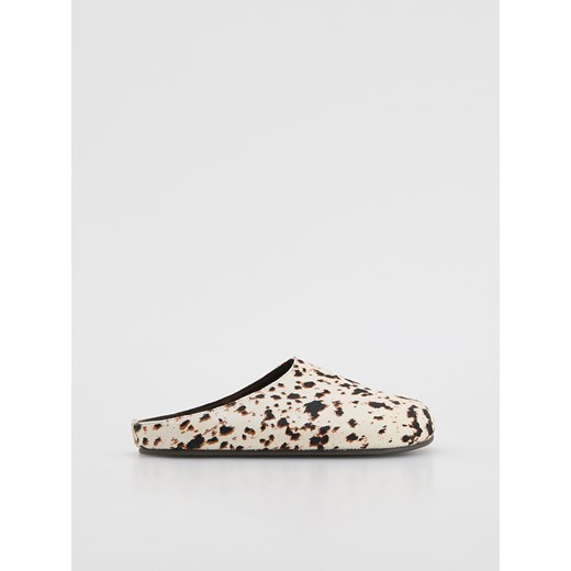 Reserved - Skórzane mule z włosiem - wielobarwny ze sklepu Reserved w kategorii Kapcie damskie - zdjęcie 186429942
