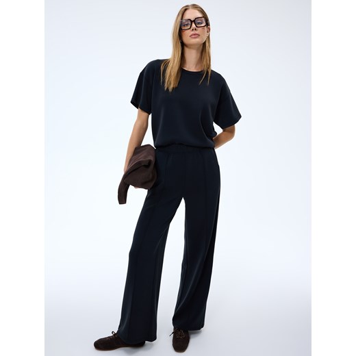 Mohito - Czarny t-shirt z dodatkiem modalu - czarny ze sklepu Mohito w kategorii Bluzki damskie - zdjęcie 186433860