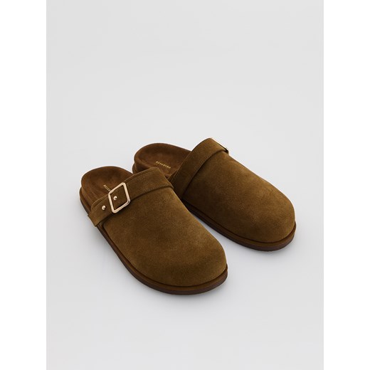 Reserved - Zamszowe mule z klamrą - ciemnobrązowy ze sklepu Reserved w kategorii Klapki damskie - zdjęcie 186434003