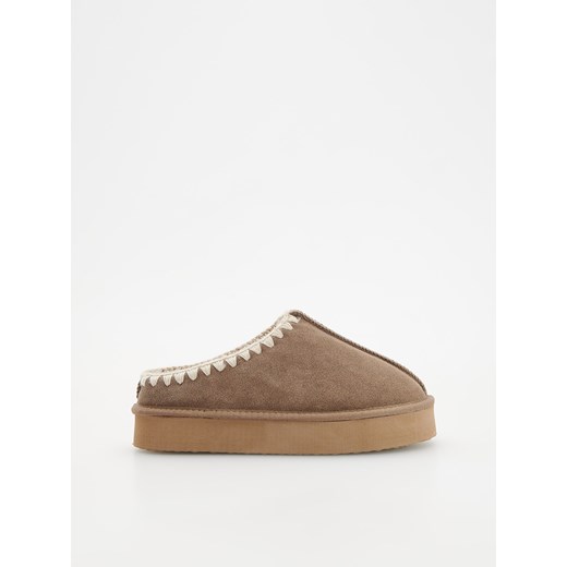 Reserved - Zamszowe chodaki na platformie - brązowy ze sklepu Reserved w kategorii Kapcie damskie - zdjęcie 186439782