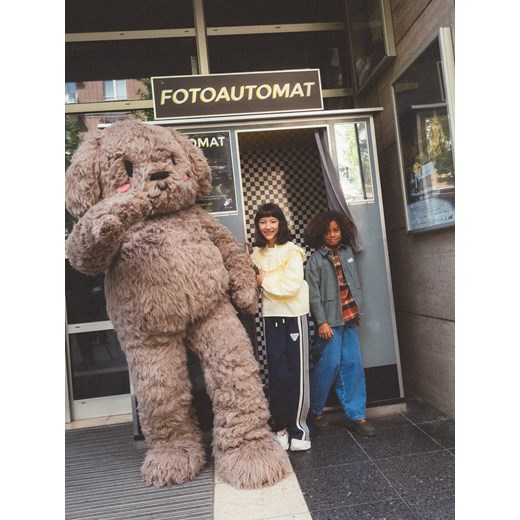 Reserved - Jeansy baggy z brelokiem - niebieski - id: 015FO-55J - marki Reserved - 186442992 Reserved - Jeansy baggy z brelokiem - niebieski ze sklepu Reserved w kategorii Spodnie chłopięce - zdjęcie 186442992