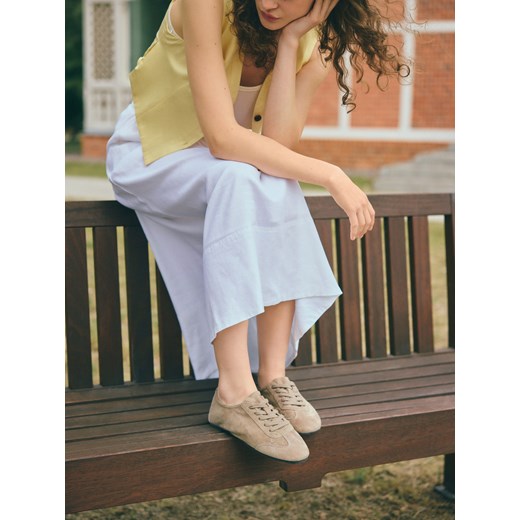Reserved - Zamszowe sneakersy - beżowy ze sklepu Reserved w kategorii Buty sportowe damskie - zdjęcie 186443041