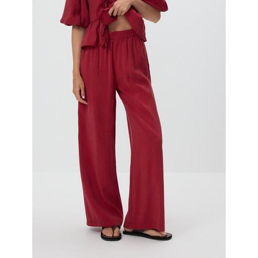 Reserved - Luźne spodnie z modalem - bordowy ze sklepu Reserved w kategorii Spodnie damskie - zdjęcie 186445094