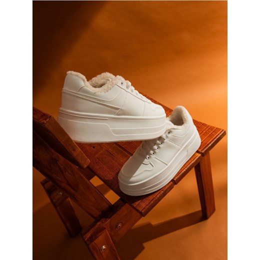 Sinsay - Sneakersy ocieplane z imitacji skóry - biały ze sklepu Sinsay w kategorii Trampki damskie - zdjęcie 186447204