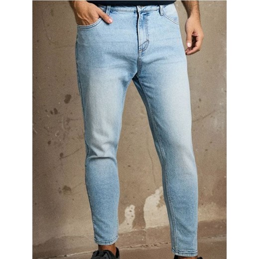 Sinsay - Jeansy cropped carrot fit - niebieski ze sklepu Sinsay w kategorii Jeansy męskie - zdjęcie 186447253