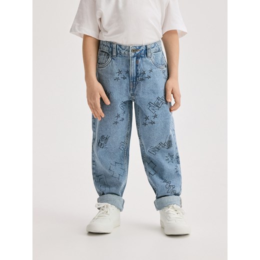 Reserved - Classic denim carrot z nadrukiem - niebieski ze sklepu Reserved w kategorii Spodnie chłopięce - zdjęcie 186453014