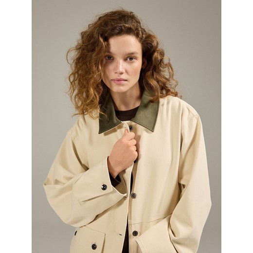 Reserved - Jeansowa kurtka z kontrastowym kołnierzykiem - złamana biel ze sklepu Reserved w kategorii Kurtki damskie - zdjęcie 186453071