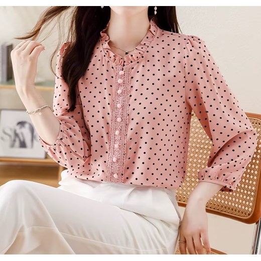 Damska koszula w grochy z ozdobnym dekoltem - Różowy M ze sklepu Intimica.pl w kategorii Koszule damskie - zdjęcie 186454723