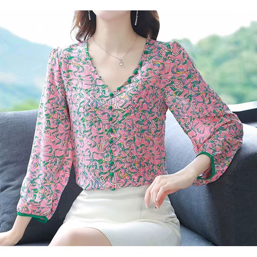 Damska koszula z dekoltem we wzory - Różowy S ze sklepu Intimica.pl w kategorii Koszule damskie - zdjęcie 186454730