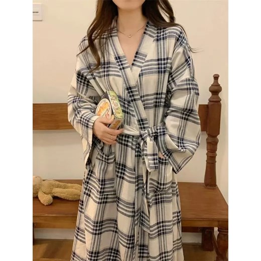 Długi damski szlafrok domowy w kratkę - Szary M ze sklepu Intimica.pl w kategorii Szlafroki damskie - zdjęcie 186455001