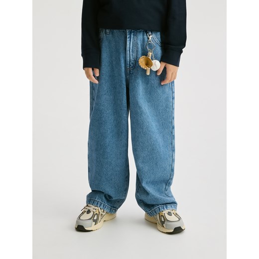 Reserved - Jeansy baggy z brelokiem - niebieski ze sklepu Reserved w kategorii Spodnie chłopięce - zdjęcie 186461182