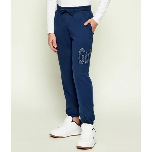 Guess Spodnie dresowe | Regular Fit ze sklepu Gomez Fashion Store w kategorii Spodnie chłopięce - zdjęcie 186470623