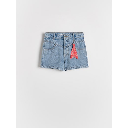 Reserved - Jeansowe szorty z brelokiem - niebieski ze sklepu Reserved w kategorii Spodenki dziewczęce - zdjęcie 186470970