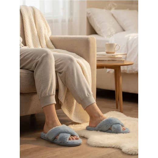 Sinsay - Kapcie ze sztucznym futerkiem - fioletowy ze sklepu Sinsay w kategorii Kapcie damskie - zdjęcie 186472151