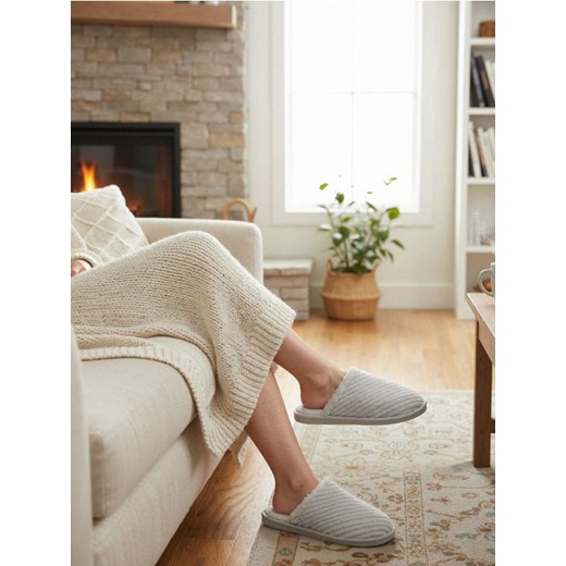 Sinsay - Kapcie ze sztucznym futerkiem - szary ze sklepu Sinsay w kategorii Kapcie damskie - zdjęcie 186472154