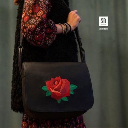 czarna torebka damska skórzana listonoszka z haftem  Róża ze sklepu Słoń Torbalski w kategorii Listonoszki - zdjęcie 186479312