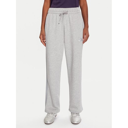 adidas Spodnie dresowe Holiday 3-Stripes Fleece JM1888 Szary Loose Fit ze sklepu MODIVO w kategorii Spodnie damskie - zdjęcie 186484253