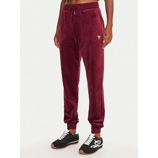 Guess Spodnie dresowe V3BB27 K0232 Bordowy Regular Fit ze sklepu MODIVO w kategorii Spodnie damskie - zdjęcie 186484284