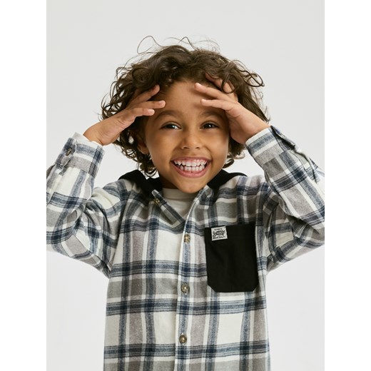 Reserved - Koszula w kratę z kapturem - jasnoszary - id: 022FO-09X - marki Reserved - 186489064 Reserved - Koszula w kratę z kapturem - jasnoszary ze sklepu Reserved w kategorii Koszule chłopięce - zdjęcie 186489064