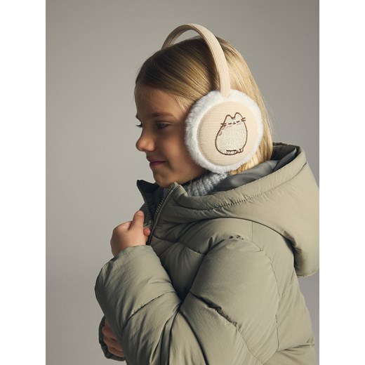 Reserved - Puszyste nauszniki Pusheen - beżowy - id: 330GU-08X - marki Reserved - 186491292 Reserved - Puszyste nauszniki Pusheen - beżowy ze sklepu Reserved w kategorii Czapki dziecięce - zdjęcie 186491292