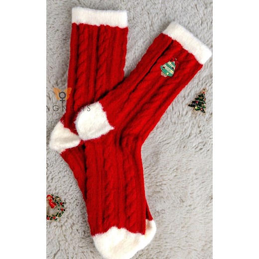 Ciepłe skarpety damskie w świąteczny wzór YN5034 Choinka, Kolor czerwony, Rozmiar uniwersalny, Magnetis ze sklepu Primodo w kategorii Skarpetki damskie - zdjęcie 186506040
