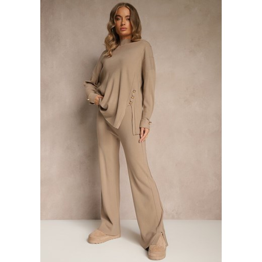 Beżowy Komplet z Dzianiny z Wiskozą Spodnie i Sweter z Ozdobnymi Guzikami Unarea - id: J9095-475-TAUPE - marki Renee - 186518561 Beżowy Komplet z Dzianiny z Wiskozą Spodnie i Sweter z Ozdobnymi Guzikami Unarea ze sklepu renee.pl w kategorii Komplety i garnitury damskie - zdjęcie 186518561