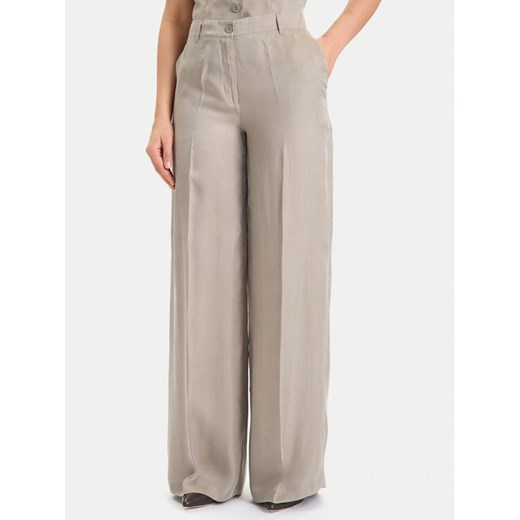 Guess Spodnie materiałowe W5YB02 WH5N2 Beżowy Regular Fit ze sklepu MODIVO w kategorii Spodnie damskie - zdjęcie 186521504