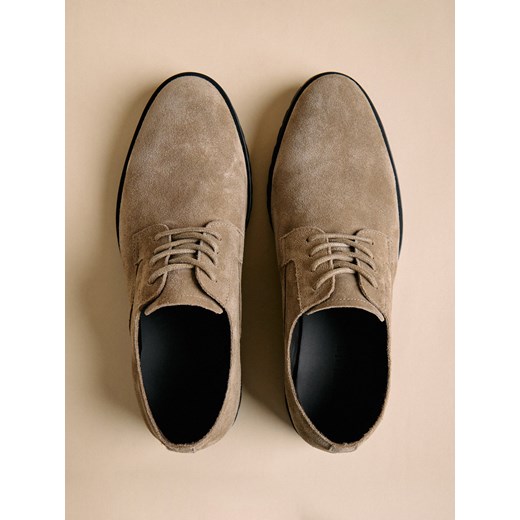 Reserved - Zamszowe półbuty - beżowy ze sklepu Reserved w kategorii Półbuty męskie - zdjęcie 186524082