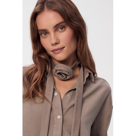 SZALIK Z RÓŻĄ LIGHT MOCCA WASHED ze sklepu Jemiol w kategorii Szaliki i chusty damskie - zdjęcie 186539004