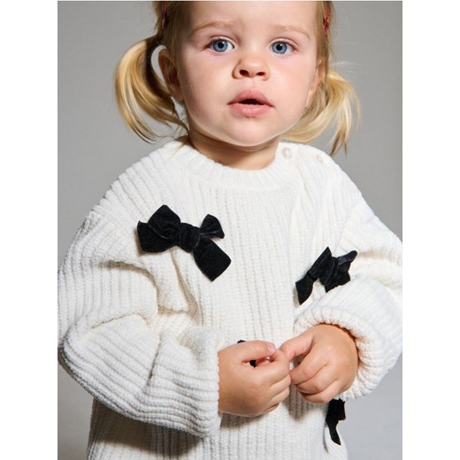 Sinsay - Sweter z kokardami - kremowy - id: 7624Z-01X - marki Sinsay - 186540041 Sinsay - Sweter z kokardami - kremowy ze sklepu Sinsay w kategorii Bluzy i swetry - zdjęcie 186540041