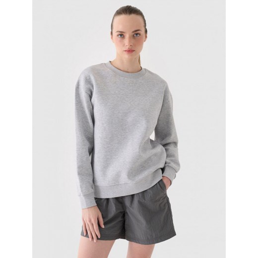 Damska bluza nierozpinana bez kaptura Outhorn OTHWAW24TSWSF1682 - szara ze sklepu Sportstylestory.com w kategorii Bluzy damskie - zdjęcie 186540322