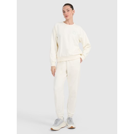 Damskie spodnie dresowe joggery 4F 4FWAW25TTROF1185 - białe ze sklepu Sportstylestory.com w kategorii Spodnie damskie - zdjęcie 186540541