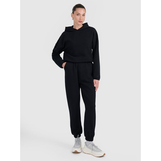 Damskie spodnie dresowe 4F 4FWAW25TTROF1184 - czarne ze sklepu Sportstylestory.com w kategorii Spodnie damskie - zdjęcie 186540571