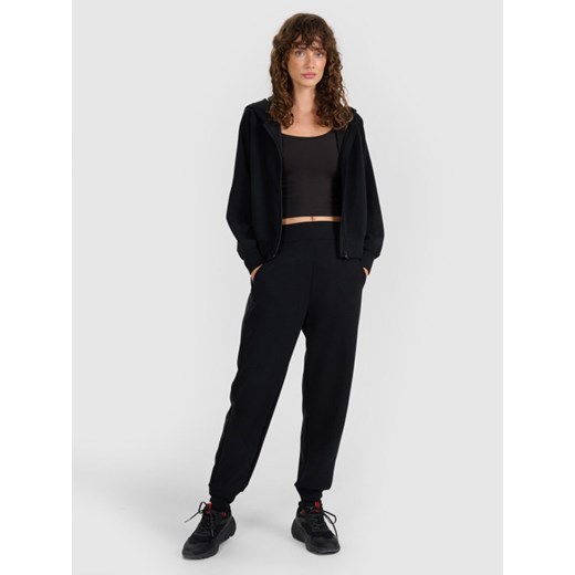 Damskie spodnie dresowe joggery 4F 4FWAW25TTROF1180 - czarne ze sklepu Sportstylestory.com w kategorii Spodnie damskie - zdjęcie 186540622