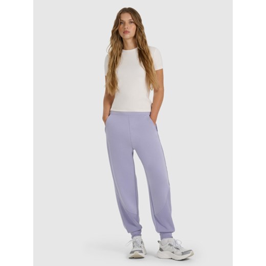 Damskie spodnie dresowe joggery 4F 4FWAW25TTROF1180 - fioletowe ze sklepu Sportstylestory.com w kategorii Spodnie damskie - zdjęcie 186540630