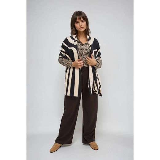 Szal w geometryczny wzór beżowy ze sklepu Moodo.pl w kategorii Szaliki i chusty damskie - zdjęcie 186547243