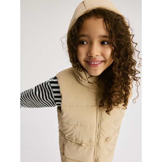 Reserved - Pikowana kamizelka z połyskiem - beżowy ze sklepu Reserved w kategorii Kamizelki dziewczęce - zdjęcie 186552612