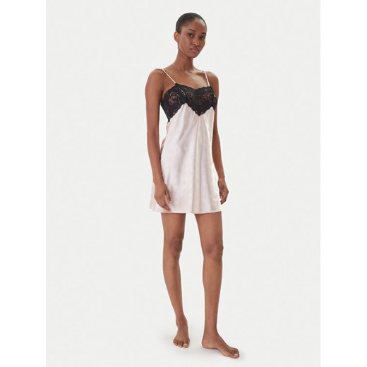 Guess Koszula nocna O5BX02 W4732 Różowy Regular Fit ze sklepu MODIVO w kategorii Koszule nocne - zdjęcie 186555672