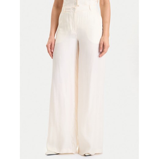 Guess Spodnie materiałowe W5YB02 WH5N2 Écru Regular Fit ze sklepu MODIVO w kategorii Spodnie damskie - zdjęcie 186555752