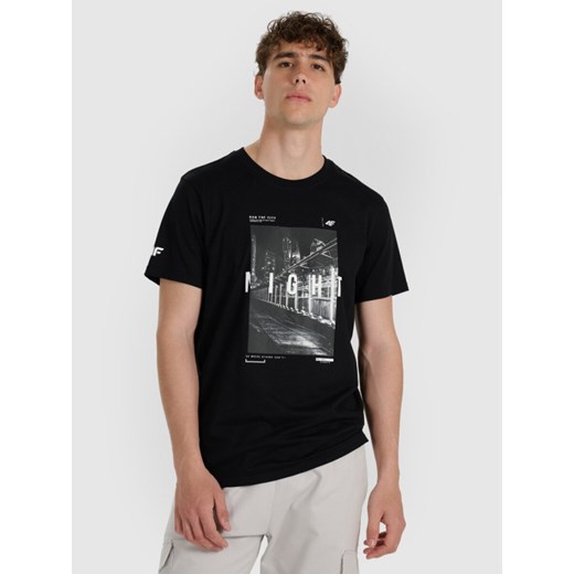 Męski t-shirt z nadrukiem 4F 4FWAW25TTSHM3121 - czarny ze sklepu Sportstylestory.com w kategorii T-shirty męskie - zdjęcie 186558152
