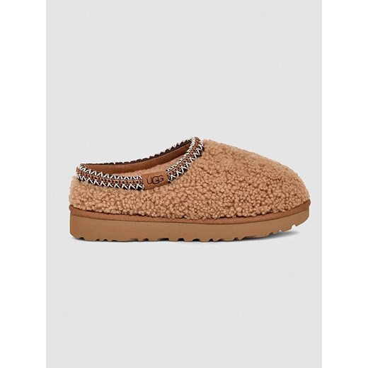 UGG Kapcie &quot;Tasman Maxi Curly&quot; w kolorze jasnobrązowym ze skóry owczej ze sklepu Limango Polska w kategorii Kapcie damskie - zdjęcie 186561664