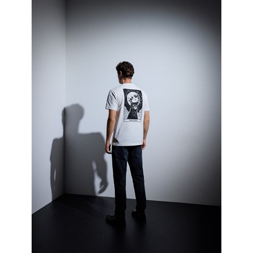 Reserved - T-shirt regular z nadrukiem na plecach - złamana biel - id: 499EX-01X - marki Reserved - 186563162 Reserved - T-shirt regular z nadrukiem na plecach - złamana biel ze sklepu Reserved w kategorii T-shirty męskie - zdjęcie 186563162