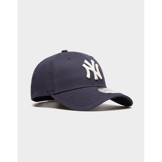 NEW ERA CZAPKA VISOR SCRIPT 940 NYY NEW YORK YANKEES - id: 60758996 - marki New Era - 186565490 NEW ERA CZAPKA VISOR SCRIPT 940 NYY NEW YORK YANKEES ze sklepu JD Sports  w kategorii Czapki z daszkiem męskie - zdjęcie 186565490