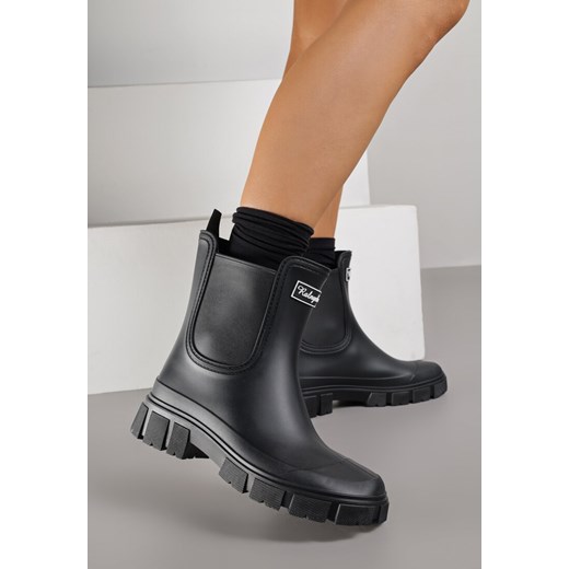 Czarne Kalosze z Elastycznymi Wstawkami w Cholewce i Aplikacją z Napisem Deliavia ze sklepu born2be.pl w kategorii Kalosze damskie - zdjęcie 186575554