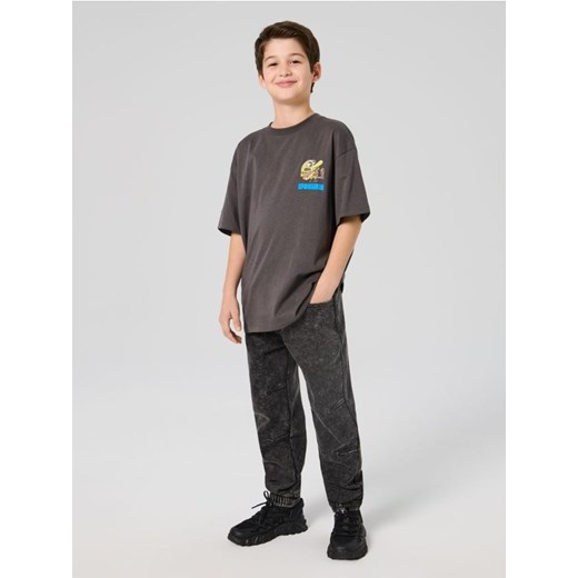 Sinsay - Jeansy jogger z efektem sprania - szary - id: 718EN-90J - marki Sinsay - 186578594 Sinsay - Jeansy jogger z efektem sprania - szary ze sklepu Sinsay w kategorii Spodnie chłopięce - zdjęcie 186578594