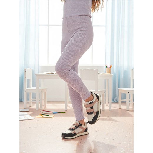 Sinsay - Prążkowane legginsy wykończone falbankami - różowy ze sklepu Sinsay w kategorii Spodnie dziewczęce - zdjęcie 186578630