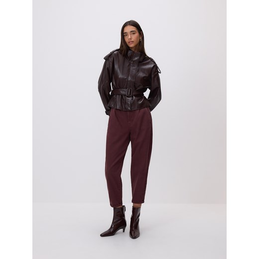 Reserved - Jeansy paperbag z paskiem - mahoniowy ze sklepu Reserved w kategorii Jeansy damskie - zdjęcie 186637871