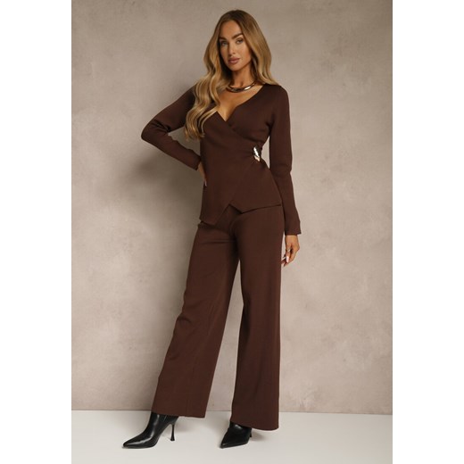 Brązowy Dzianinowy Komplet Szerokie Spodnie z Wiskozą i Kopertowy Sweter Enssa - id: 3198-54-BROWN - marki Renee - 186660022 Brązowy Dzianinowy Komplet Szerokie Spodnie z Wiskozą i Kopertowy Sweter Enssa ze sklepu renee.pl w kategorii Komplety i garnitury damskie - zdjęcie 186660022